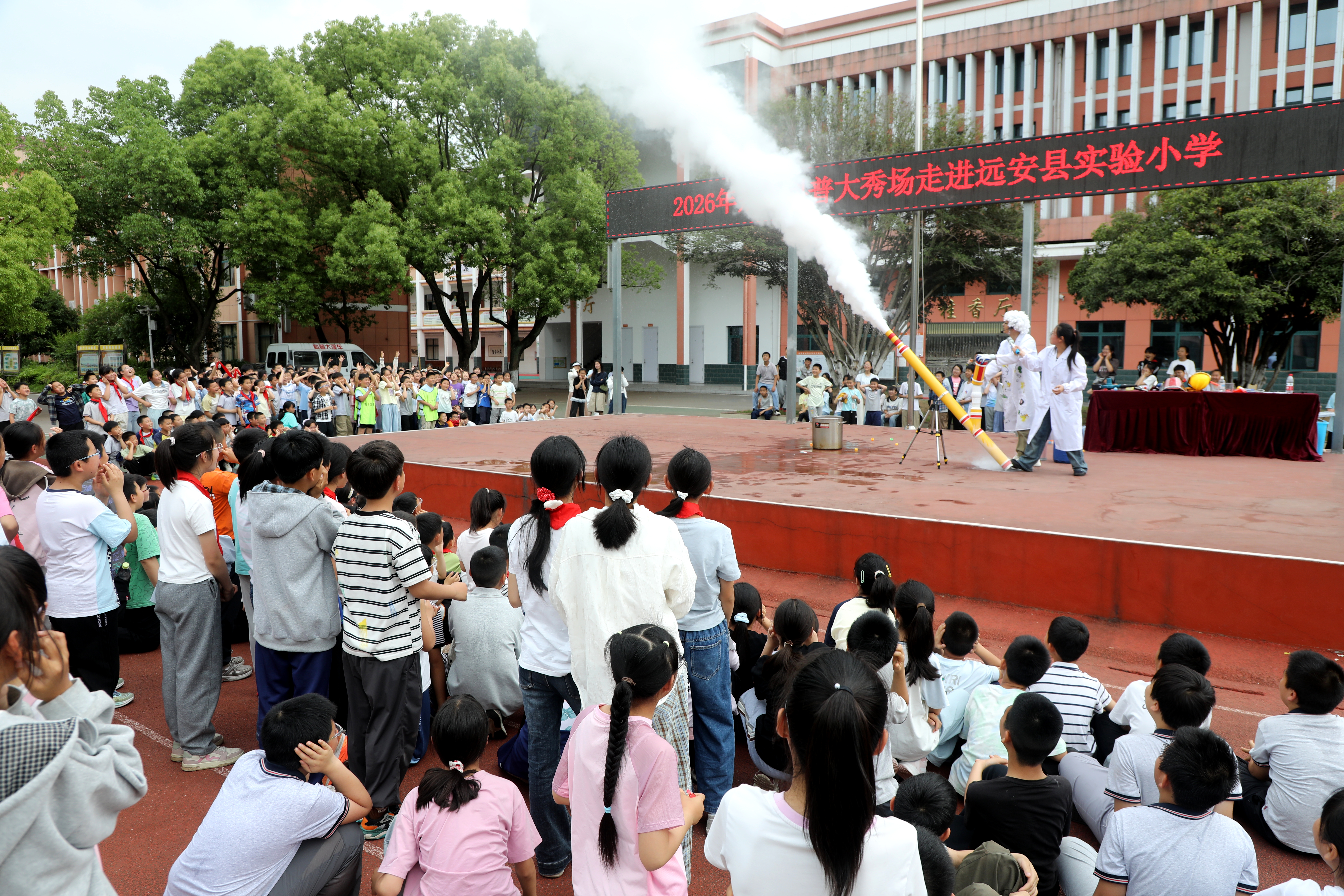荆楚“科普大秀场”进校园 趣味实验点燃少年科学梦
